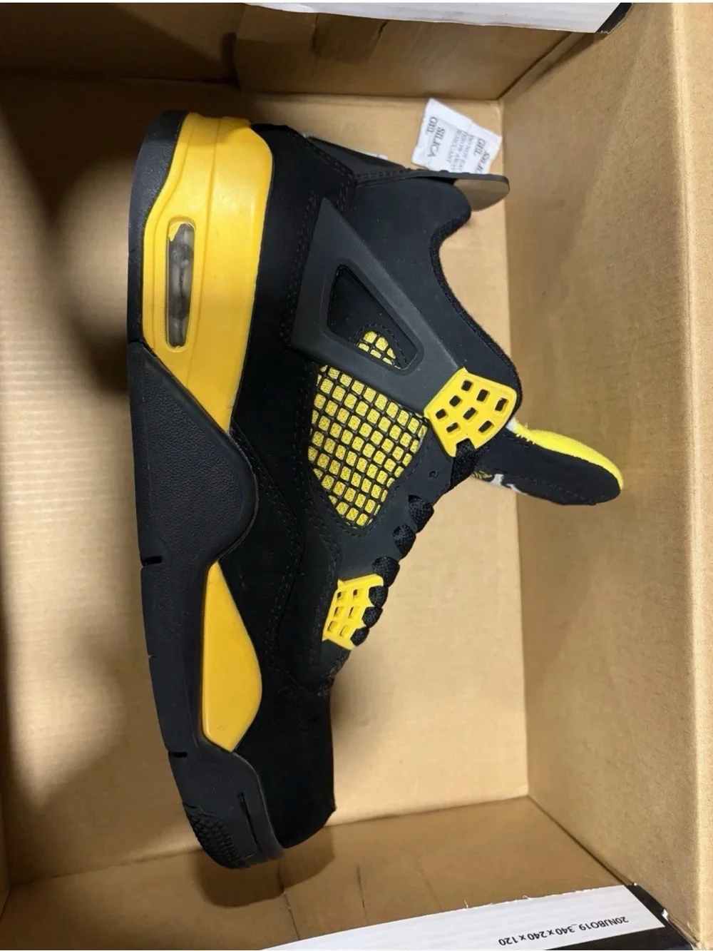 Air Jordan 4 Retro Black & Yellow - 7.5 men’s